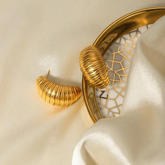 Delilah – Goldene Statement-Ohrringe